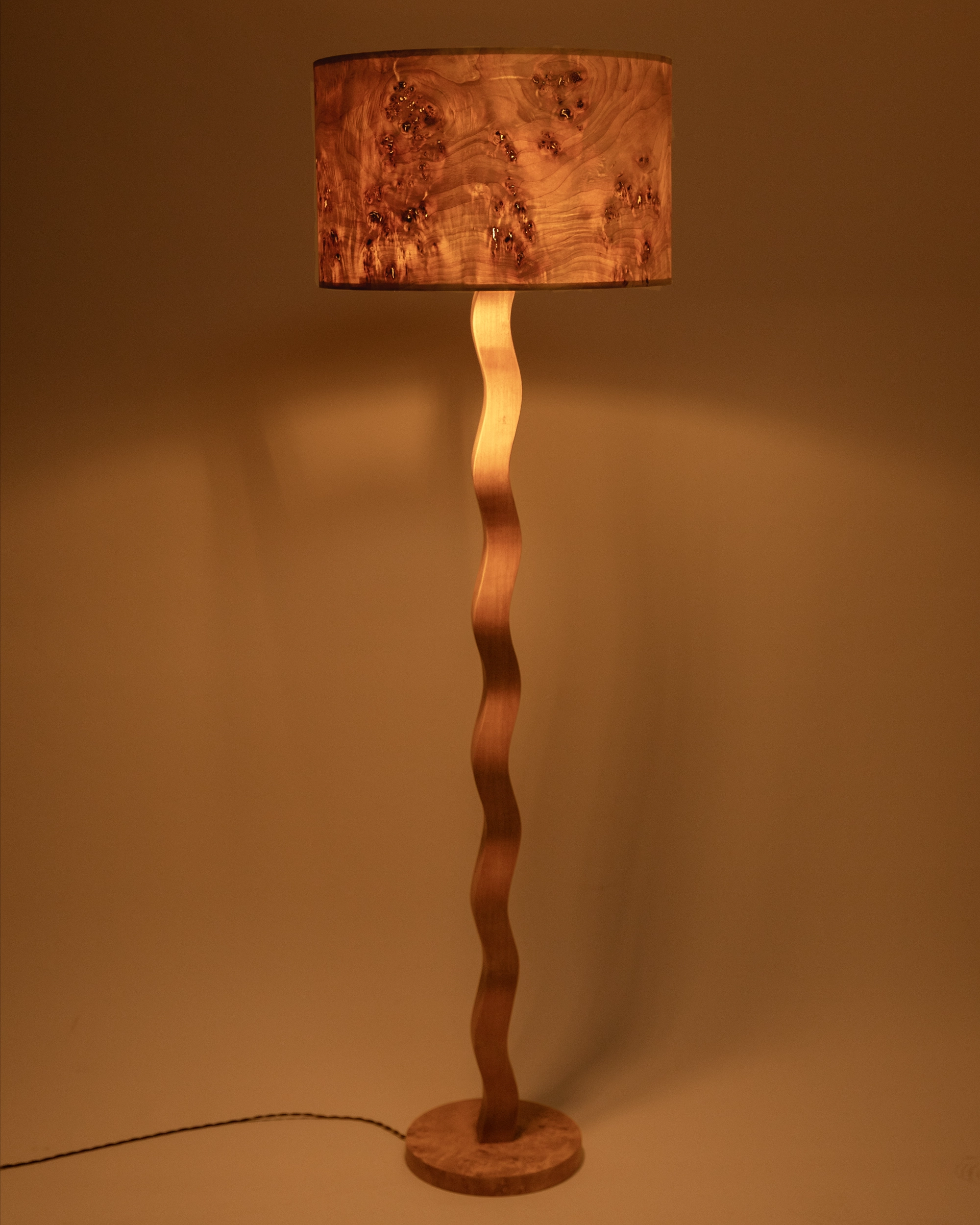 JUURI Stehlampe aus Mazel Holzfurnier handgefertigte Holz Stehlampe