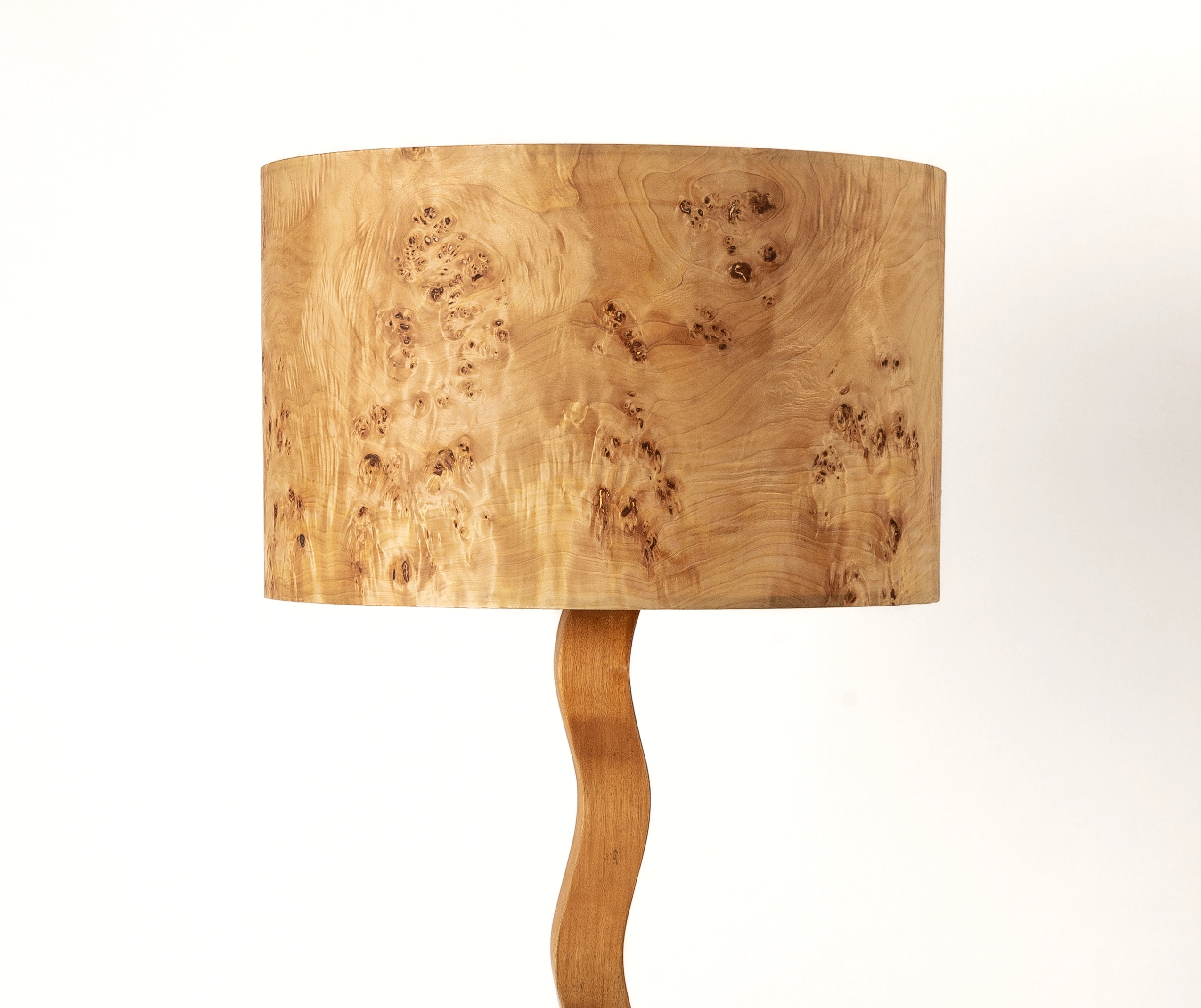 VIRTA Stehlampe Mazel Holz Lichtwirkung gleichmäßige Beleuchtung