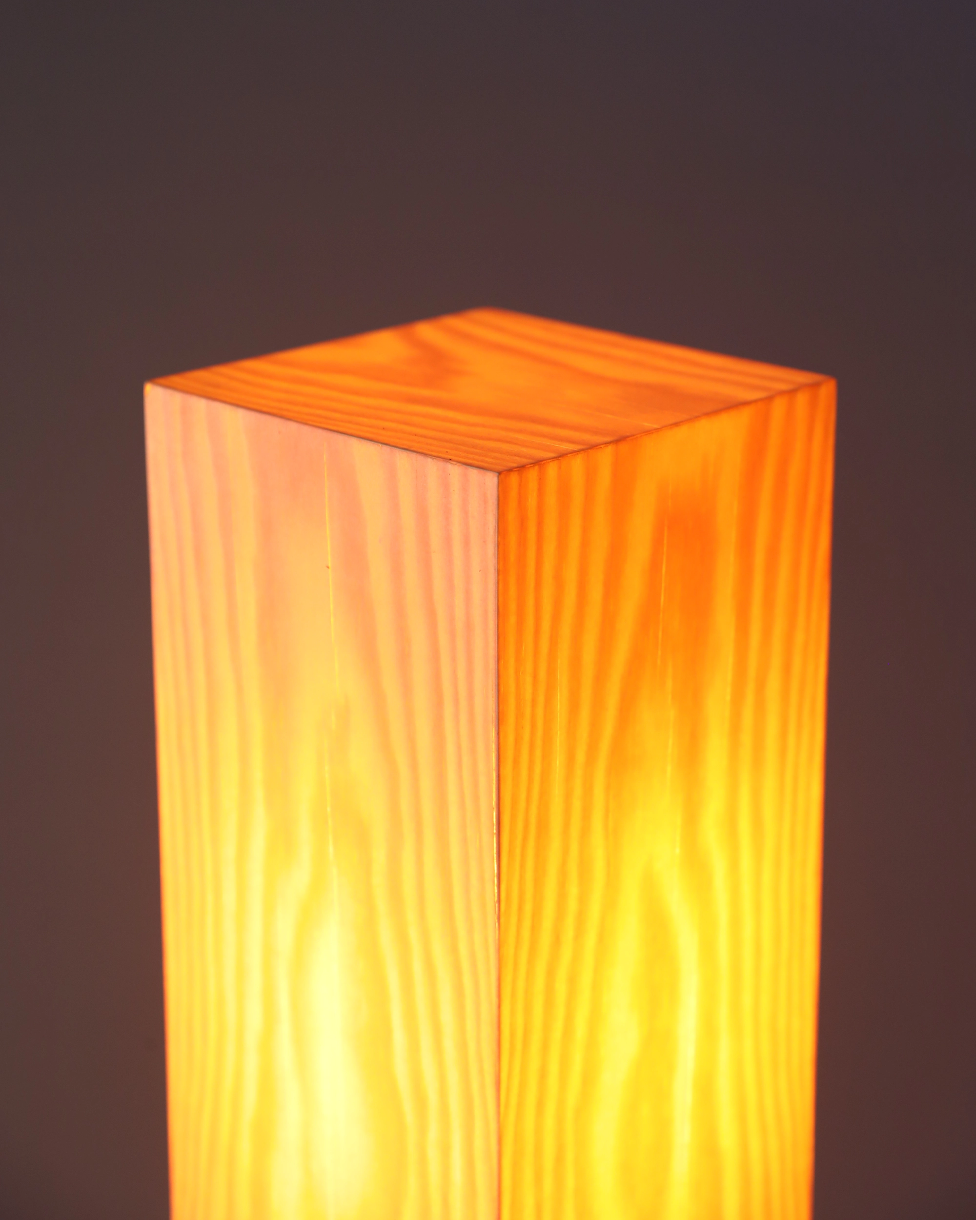 Handgefertigte LED Tischlampe aus Kiefernholz TULI