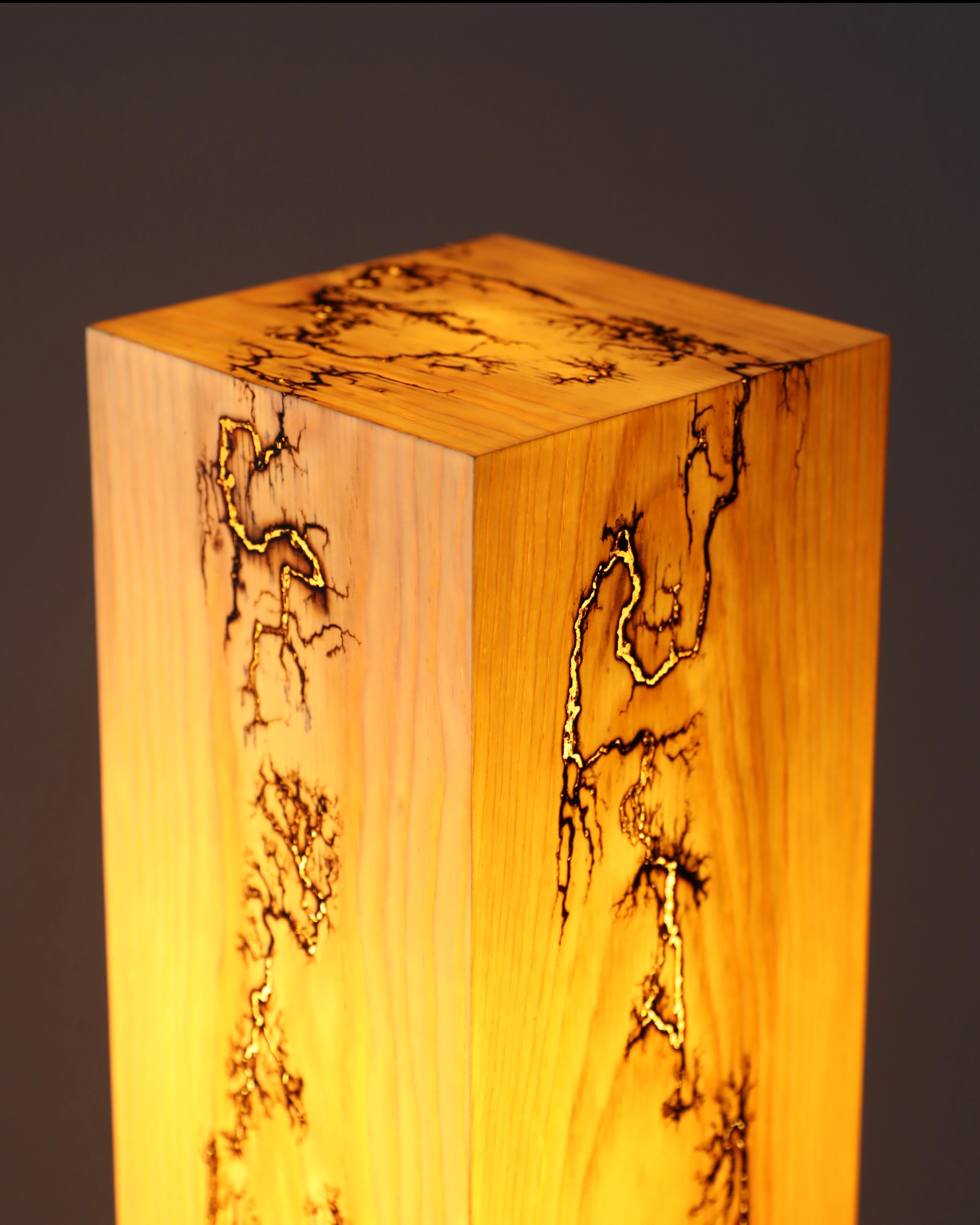 tuli-tischlampe-holz-schlafzimmer