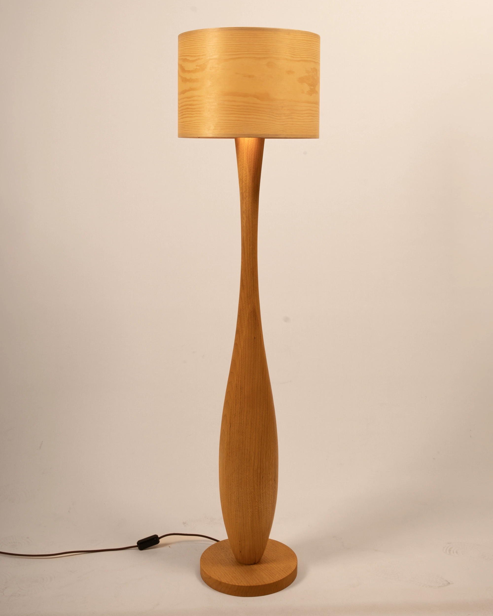 VIRTA Stehlampe Kiefer Holz breite LED Design Stehleuchte modern