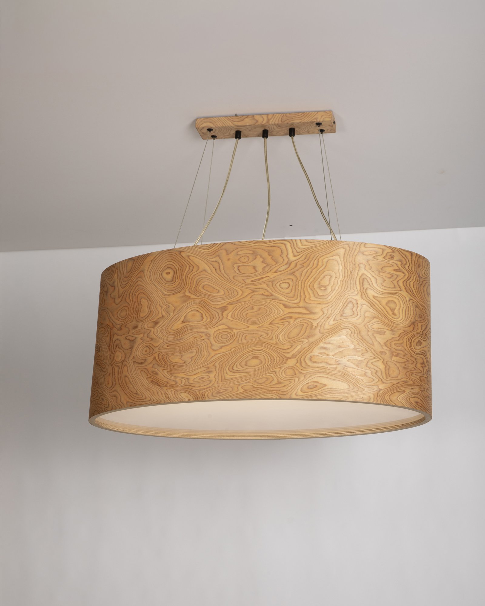 moderne große Pendelleuchte aus Wurzelholz Furnier mit warmem Licht