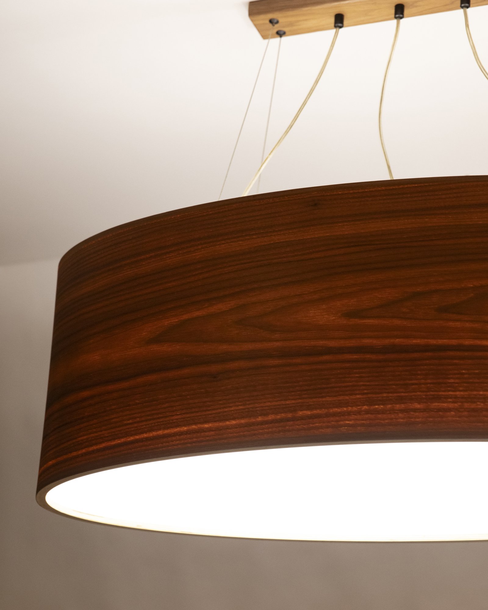 Detailaufnahme Pendelleuchte 90 cm aus Walnuss Holzfurnier mit natürlicher Maserung