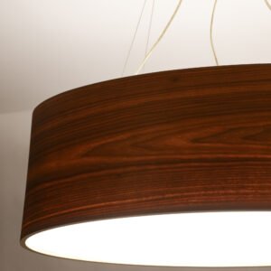 Detailaufnahme einer Pendelleuchte aus Walnuss Holzfurnier mit natürlicher Maserung