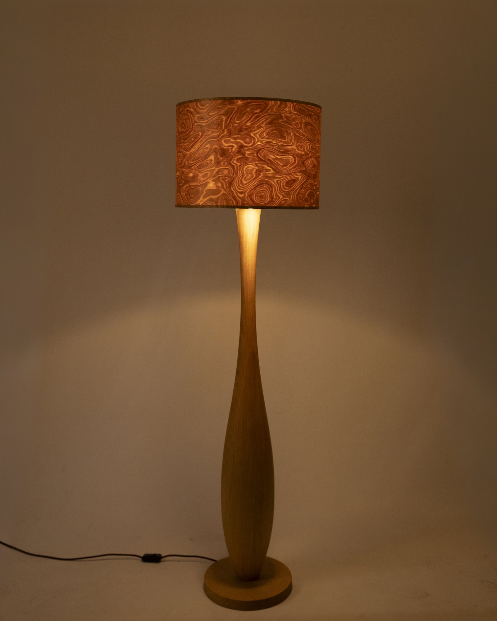 VIRTA Stehlampe Wurzelholz