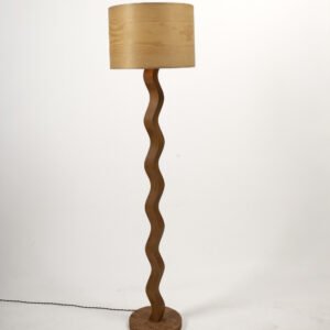 Moderne Stehlampe aus Kiefernholz