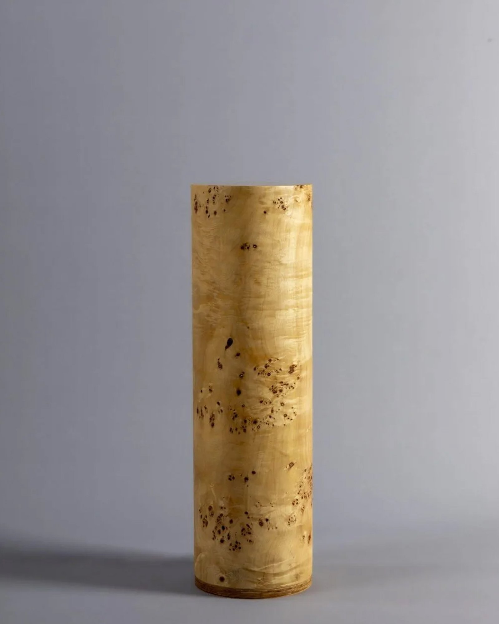 Lampe LED compacte artisanale TUHKIMO en placage bois Mazel