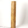 Lampe sur pied en bois NUOTIO dans salon avec lumière chaleureuse