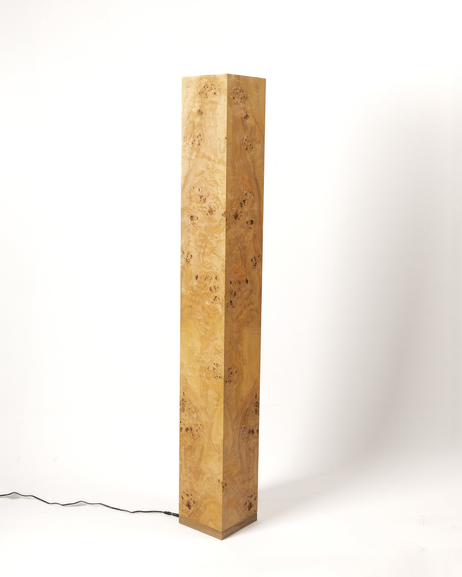 Lampe sur pied en bois NUOTIO dans salon avec lumière chaleureuse