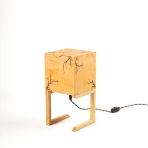 Tischlampe aus gebranntem Mazel Holz Furnier mit warmem Licht und edler dunkler Optik