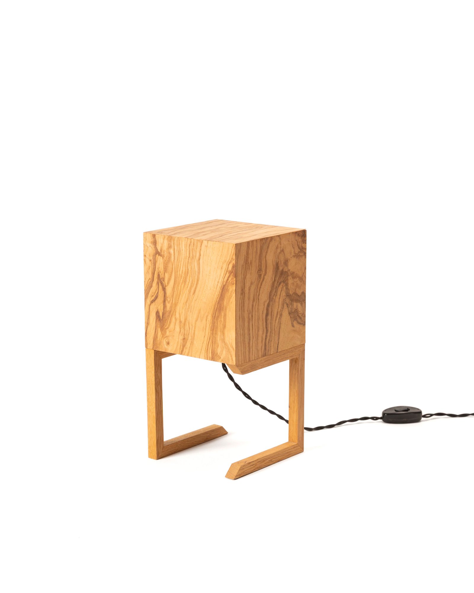 Lámpara de mesa TAHTI de madera en fresno coloreado hecha a mano LED