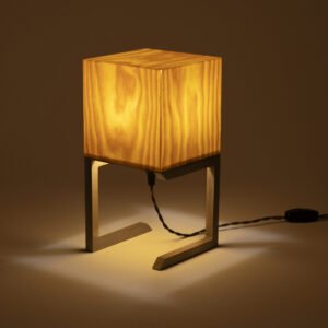 Handgefertigte Tischlampe aus Kiefernholz mit natürlicher Holzoptik für modernes Wohnzimmer