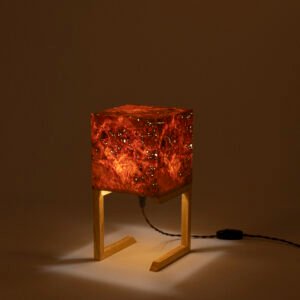 Handgefertigte Tischlampe aus Mazel Holz mit modernem Design und natürlicher Holzoptik