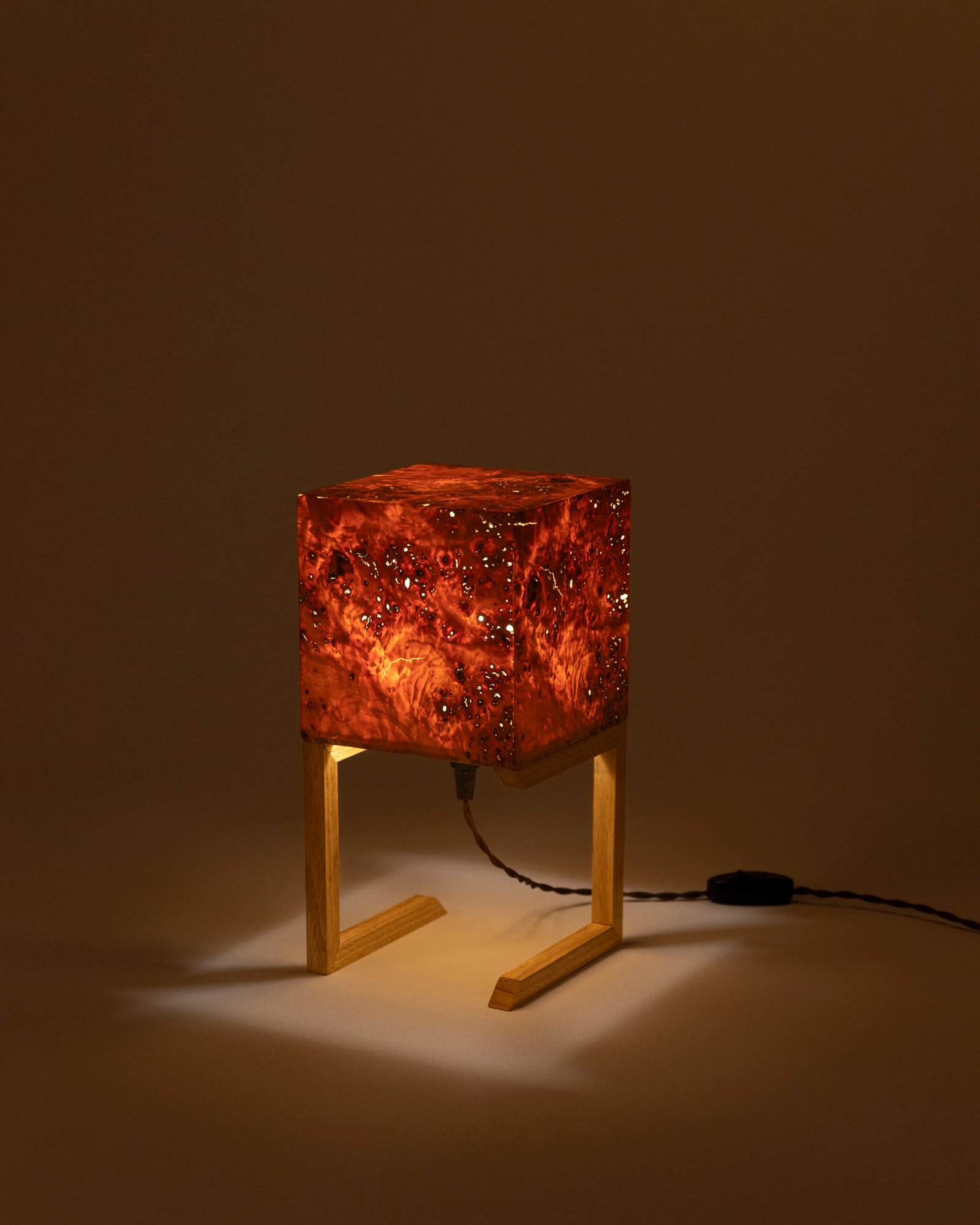 Handgefertigte Tischlampe aus Mazel Holz mit modernem Design und natürlicher Holzoptik