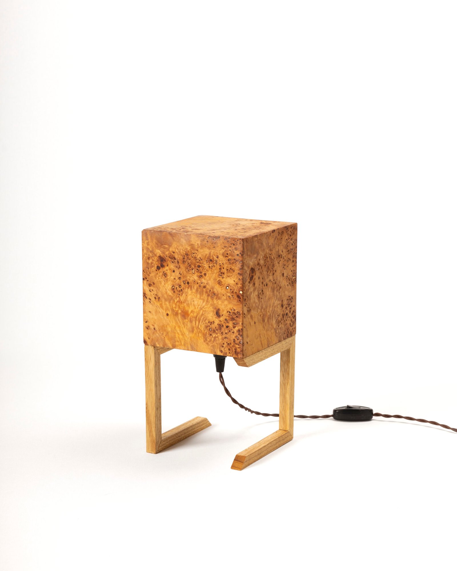 Mazel Holz Tischlampe mit natürlichem Furnier und warmem Licht für stilvolle Innenräume