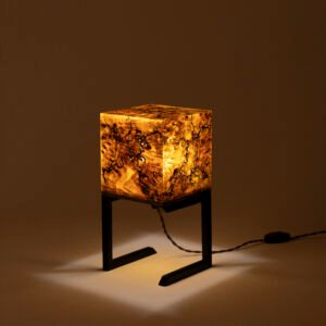 Handgefertigte Tischlampe aus gebranntem Mazel Holz mit dunklem und modernem Design