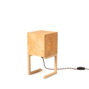 Tischlampe aus Wurzelholz mit natürlicher Maserung und warmem Licht für stilvolle Räume