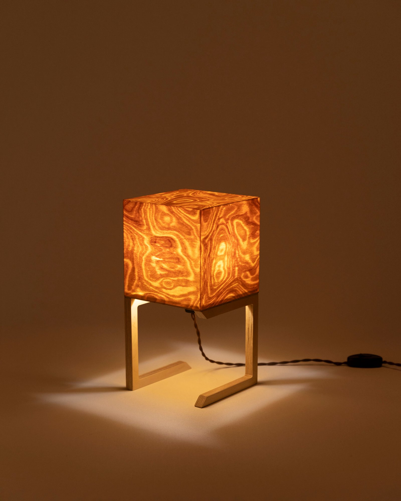 TAHTI lámpara de mesa madera raíz