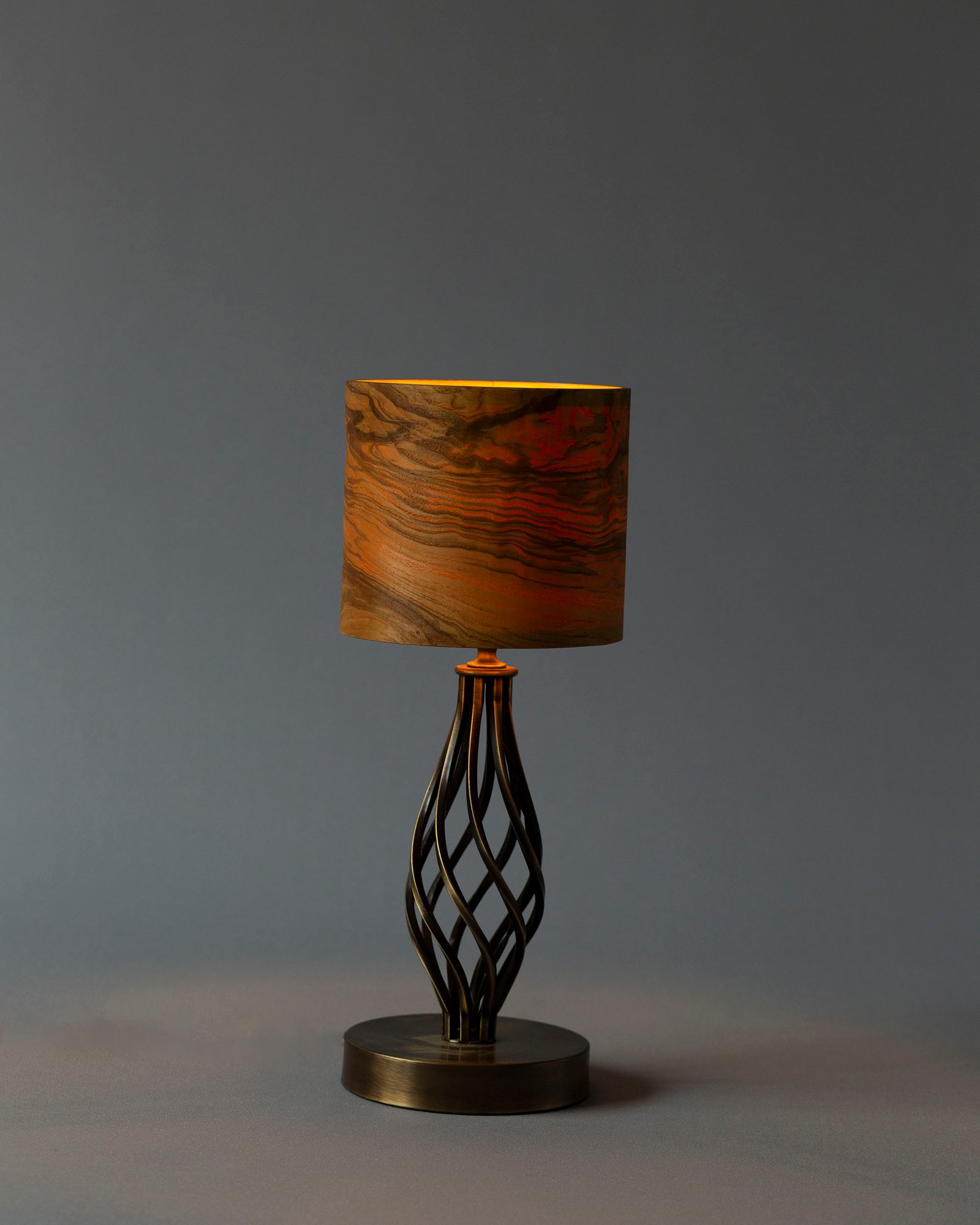 TIKKA Tischlampe aus farbigem Eschenholz mit Metallkörper handgefertigte Holz Tischleuchte modernes Design