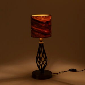 TIKKA Tischlampe aus farbigem Eschenholz mit schwarzem Metallkörper handgefertigte Holz Tischleuchte modernes Design