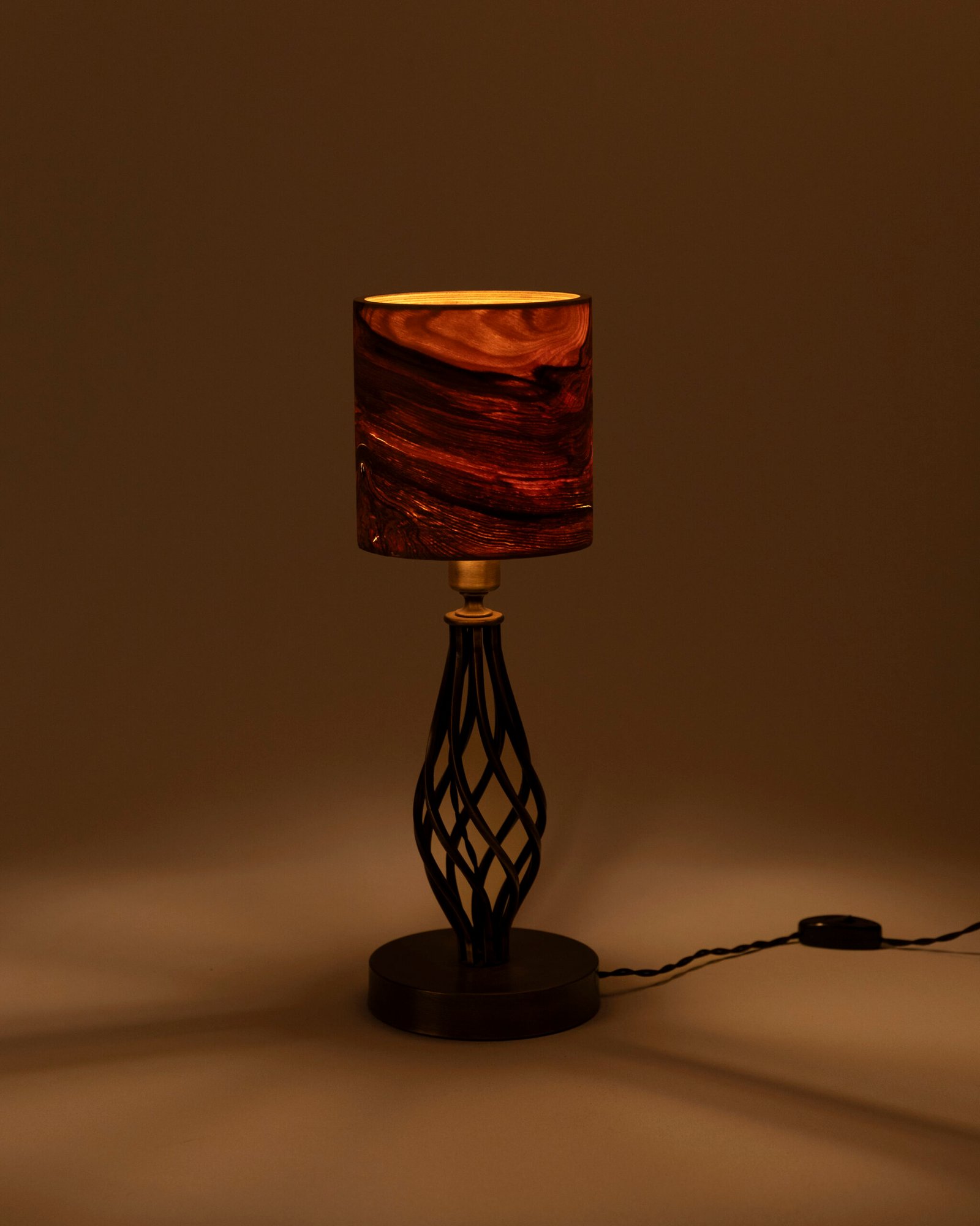 TIKKA Tischlampe aus farbigem Eschenholz mit schwarzem Metallkörper handgefertigte Holz Tischleuchte modernes Design