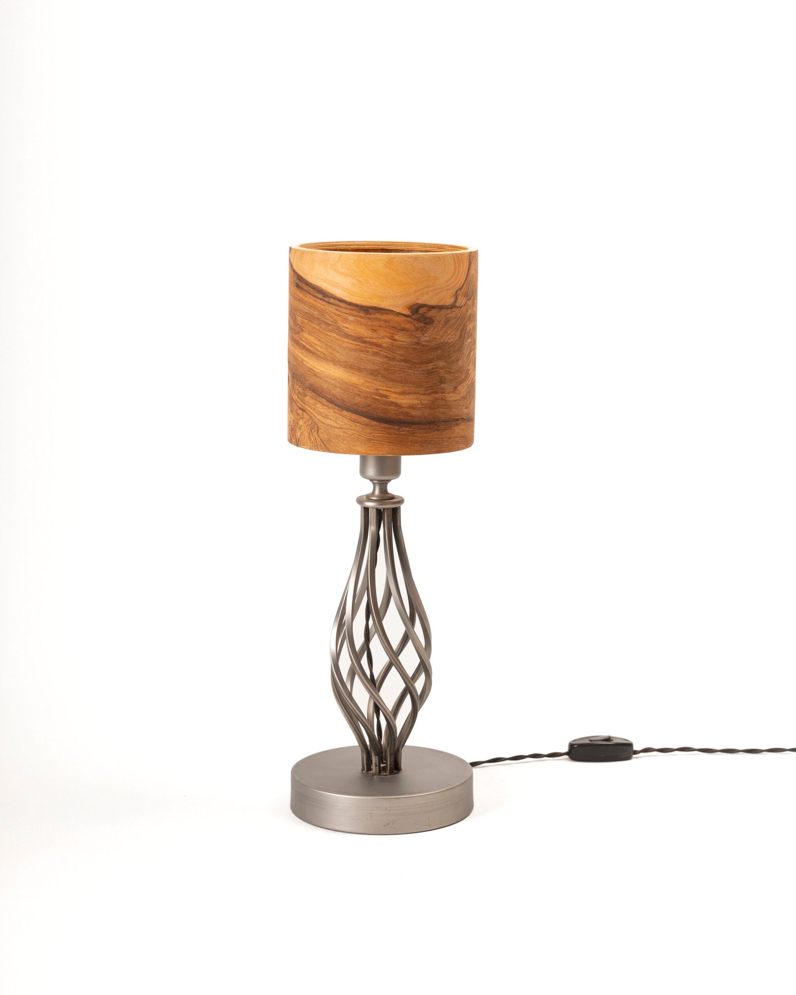 TIKKA Holz Tischlampe – Handgefertigte LED Tischlampe mit Metallkörper & farbigem Esche Furnier - Image 2
