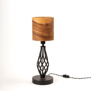 Handgefertigte TIKKA Tischleuchte farbiges Esche Holz Furnier mit schwarzem Metallgehäuse moderne Holzlampe für Wohnräume
