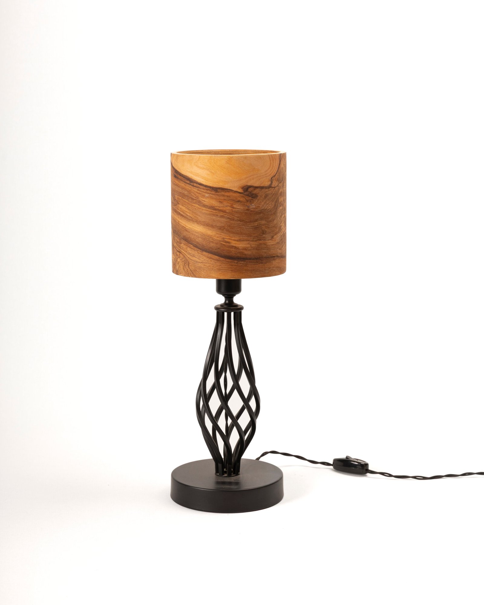 Handgefertigte TIKKA Tischleuchte farbiges Esche Holz Furnier mit schwarzem Metallgehäuse moderne Holzlampe für Wohnräume