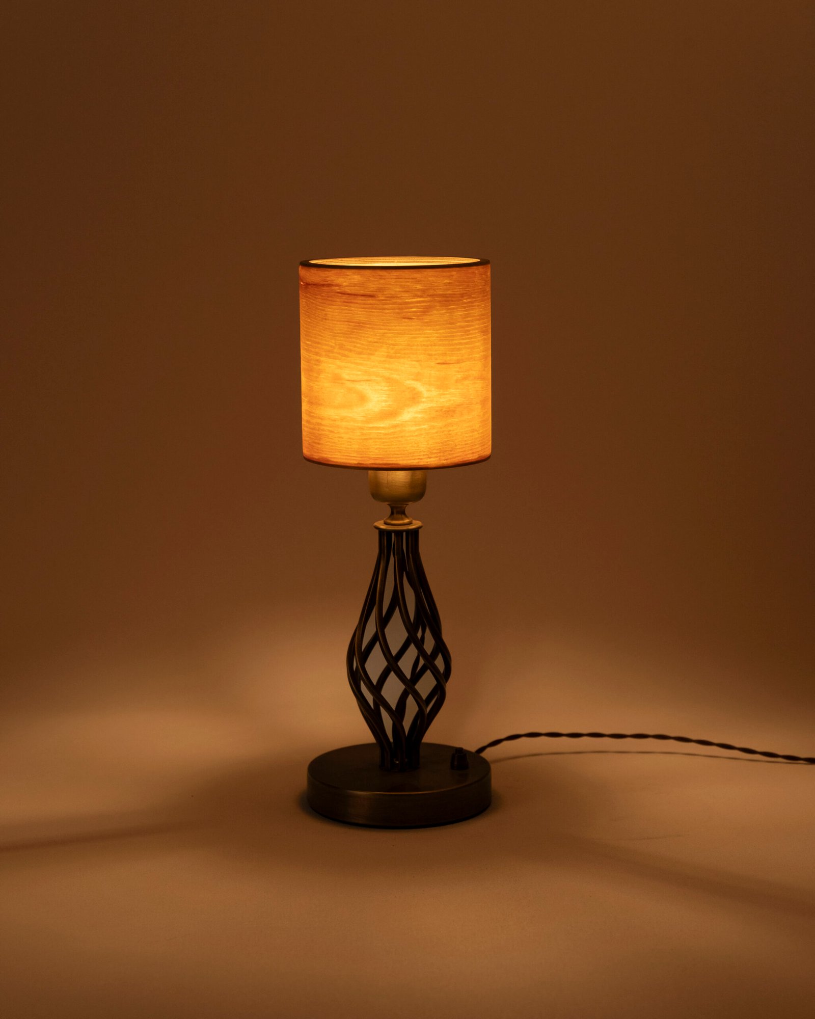 lámpara de mesa madera pino cobre
