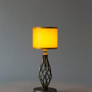 TIKKA Tischlampe aus Kiefernholz mit Metallkörper handgefertigte Holz Tischleuchte modernes Design