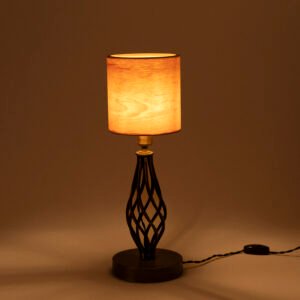 TIKKA Tischlampe aus Kiefernholz mit schwarzem Metallkörper handgefertigte Holz Tischleuchte modernes Design