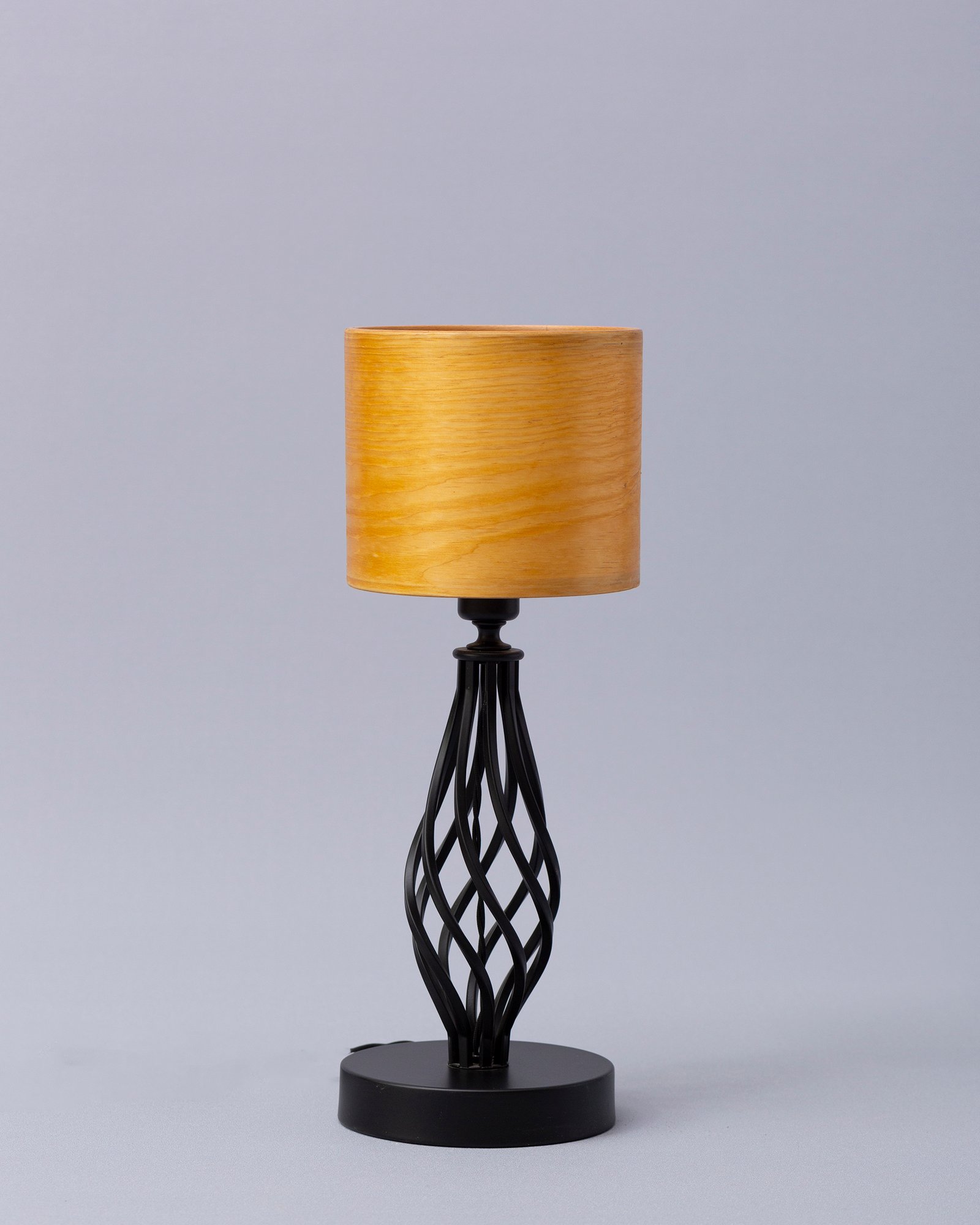 Lámpara de mesa TIKKA con metal negro y madera de pino