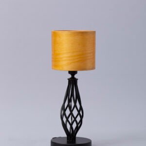 Handgefertigte TIKKA Tischleuchte Kiefer Holz Furnier mit schwarzem Metallgehäuse moderne Holzlampe für Wohnräume