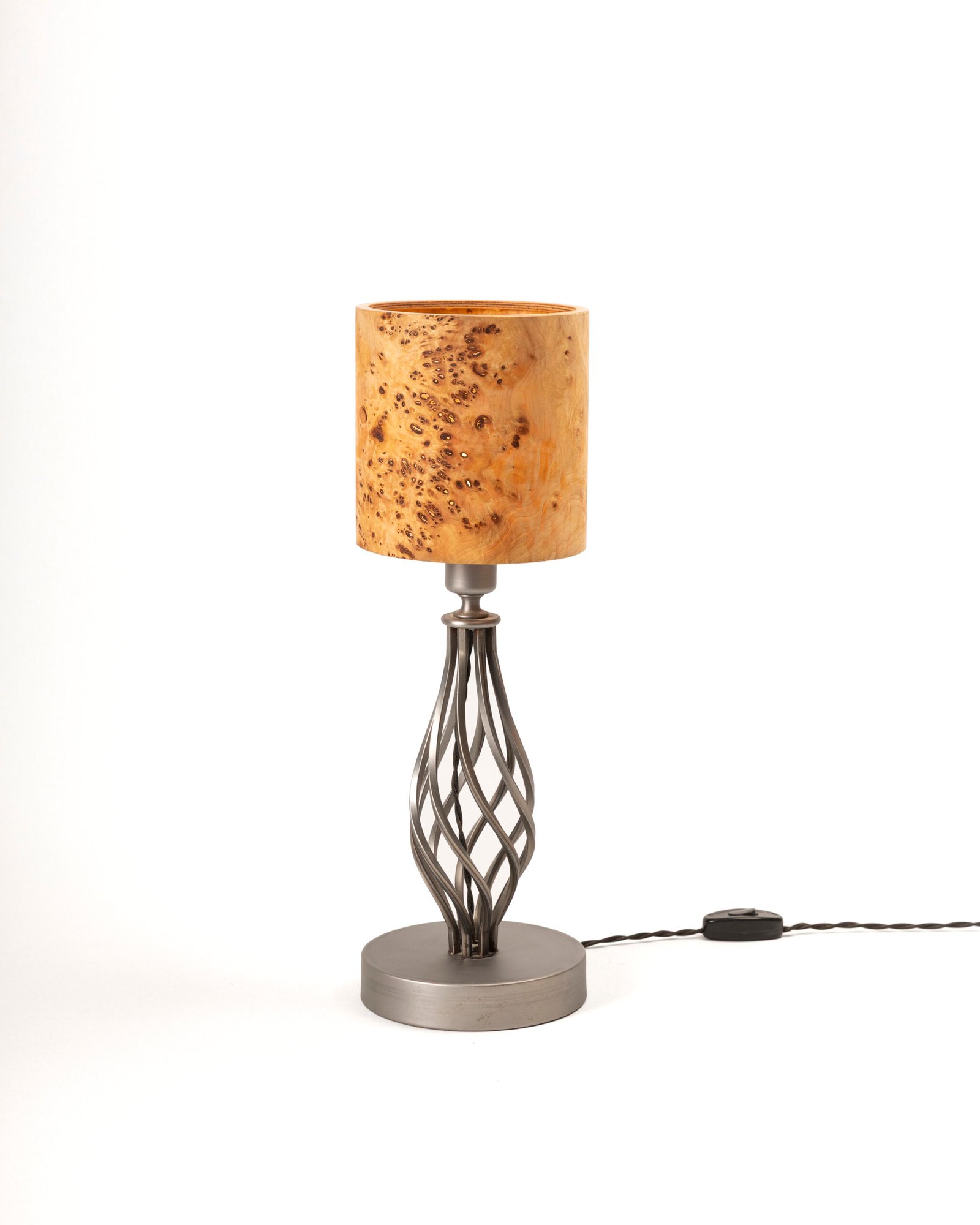 Handgefertigte TIKKA Tischleuchte Mazel Holz Furnier mit Metallgehäuse moderne Holzlampe für Wohnräume