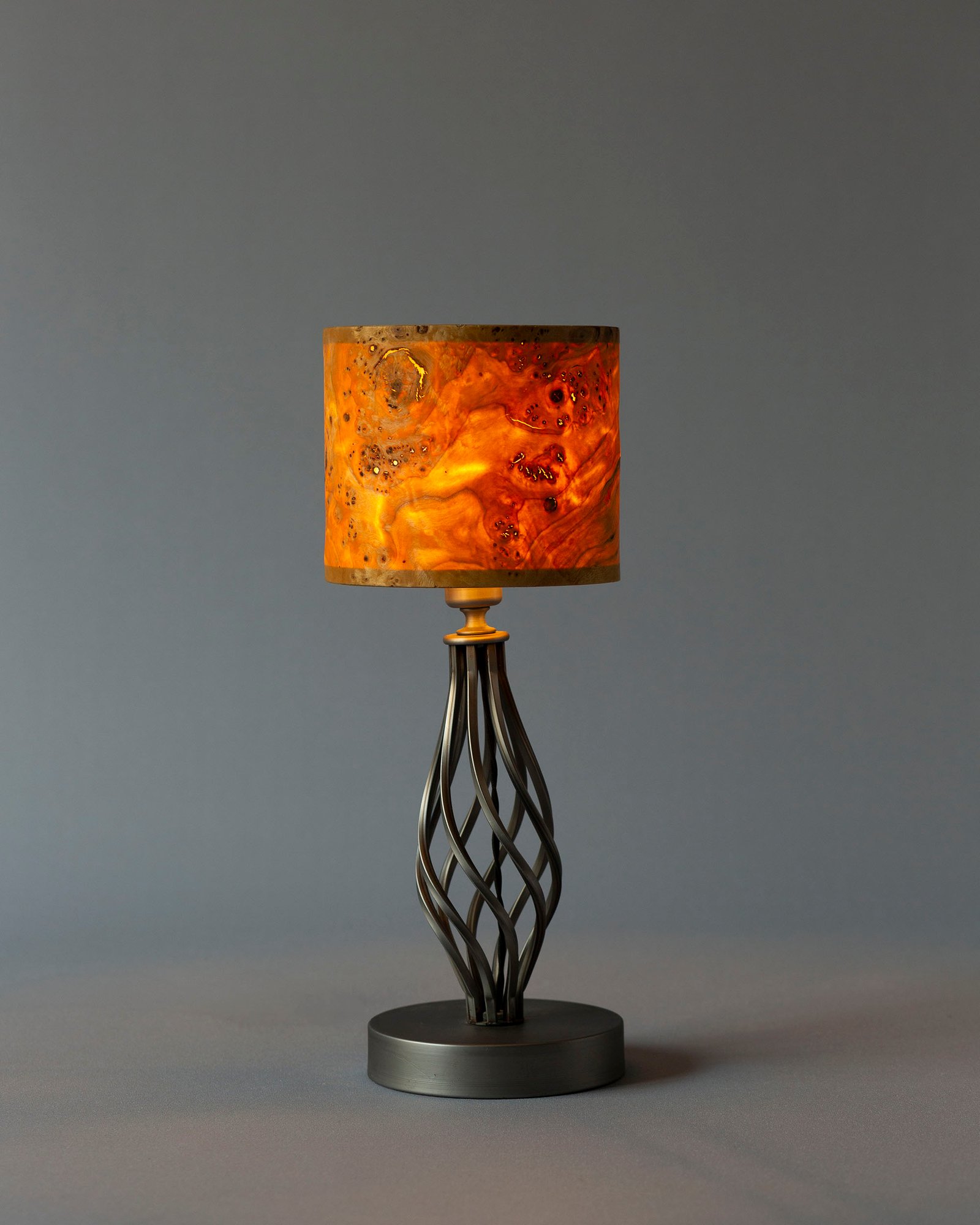 TIKKA Tischlampe aus Mazel Holz mit Metallkörper handgefertigte Holz Tischleuchte modernes Design