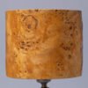 Detailansicht TIKKA Mazel Holz Tischlampe mit Metallkörper natürliche Holzstruktur modernes Licht