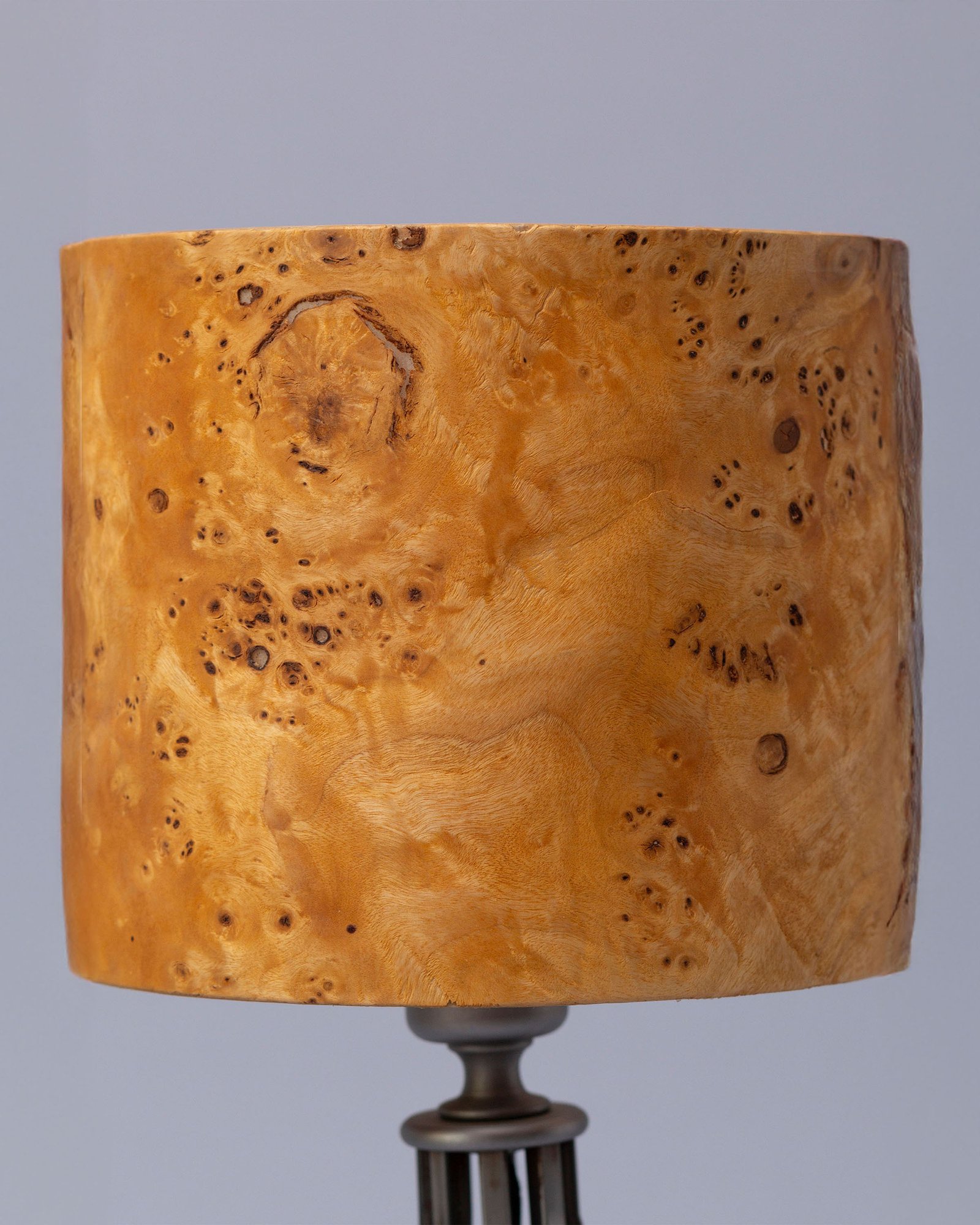 Detailansicht TIKKA Mazel Holz Tischlampe mit Metallkörper natürliche Holzstruktur modernes Licht