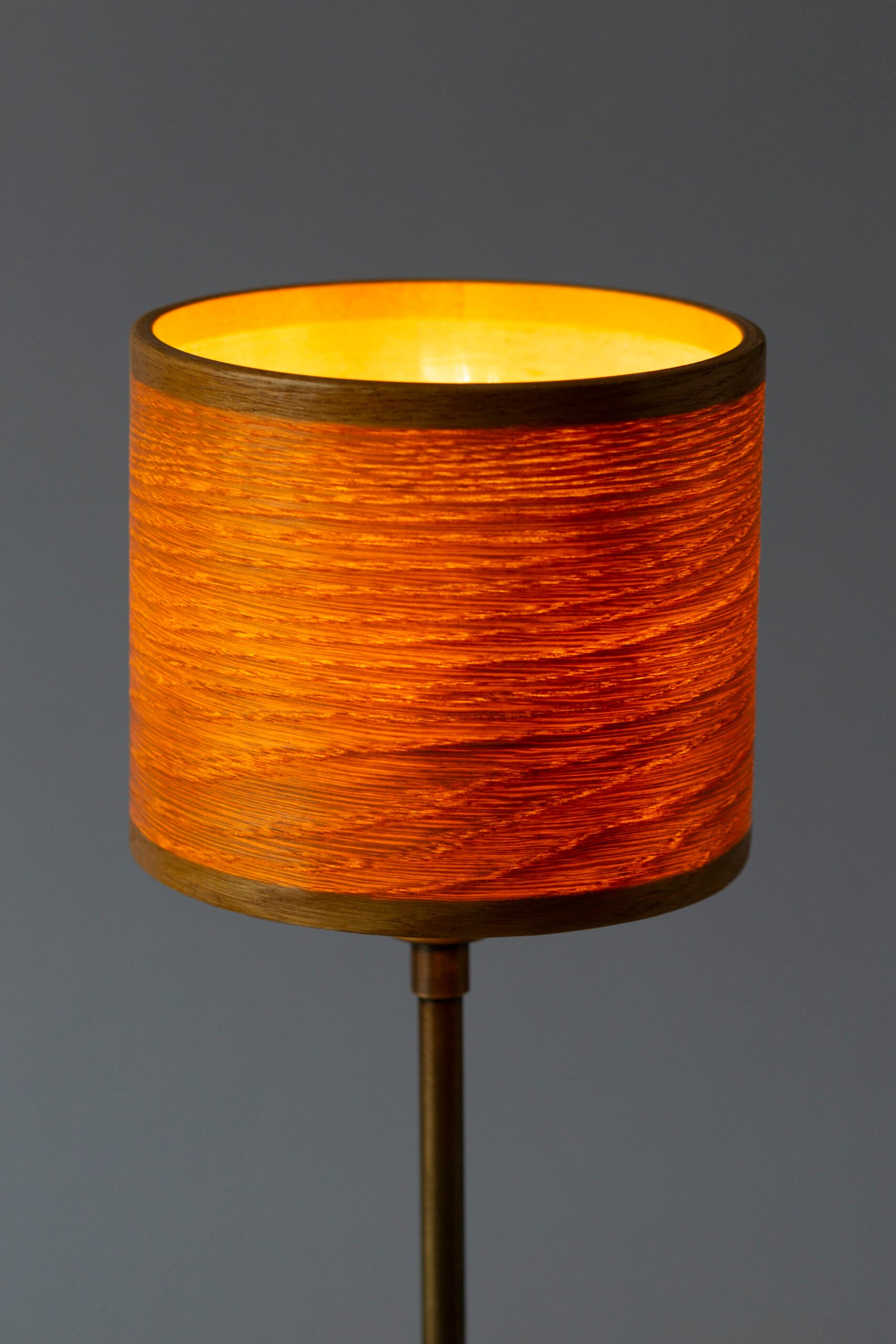 Moderne Tischleuchte aus Eiche Furnier – Torni Designlampe aus Holz