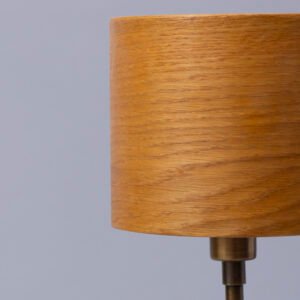 Torni Tischlampe aus Eiche mit warmem Licht für stilvolle Innenräume