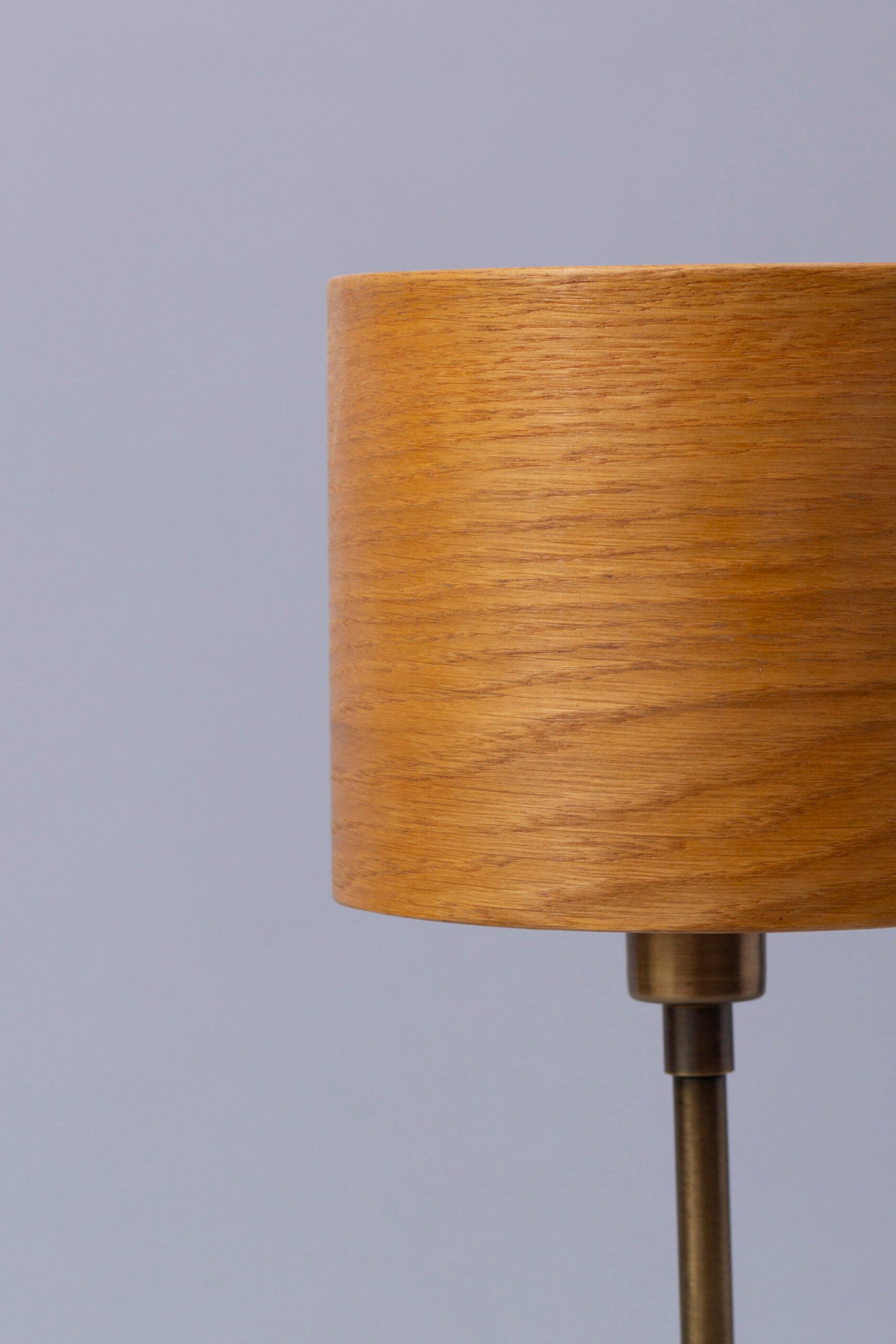 Torni Tischlampe aus Eiche mit warmem Licht für stilvolle Innenräume