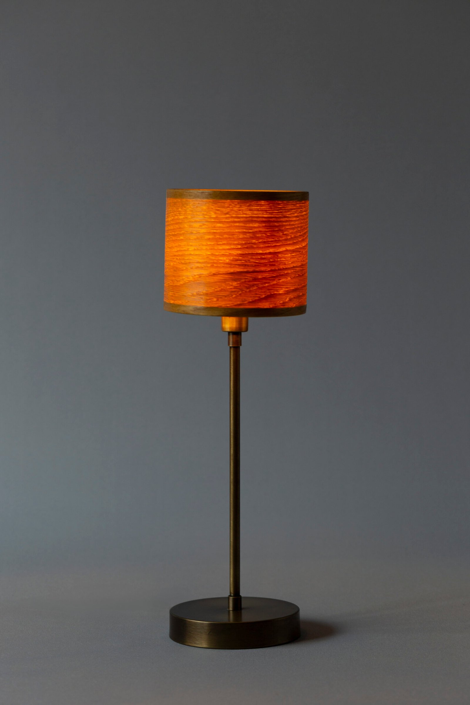 Handgemachte Torni Tischlampe aus Eichenholz Furnier im modernen Design