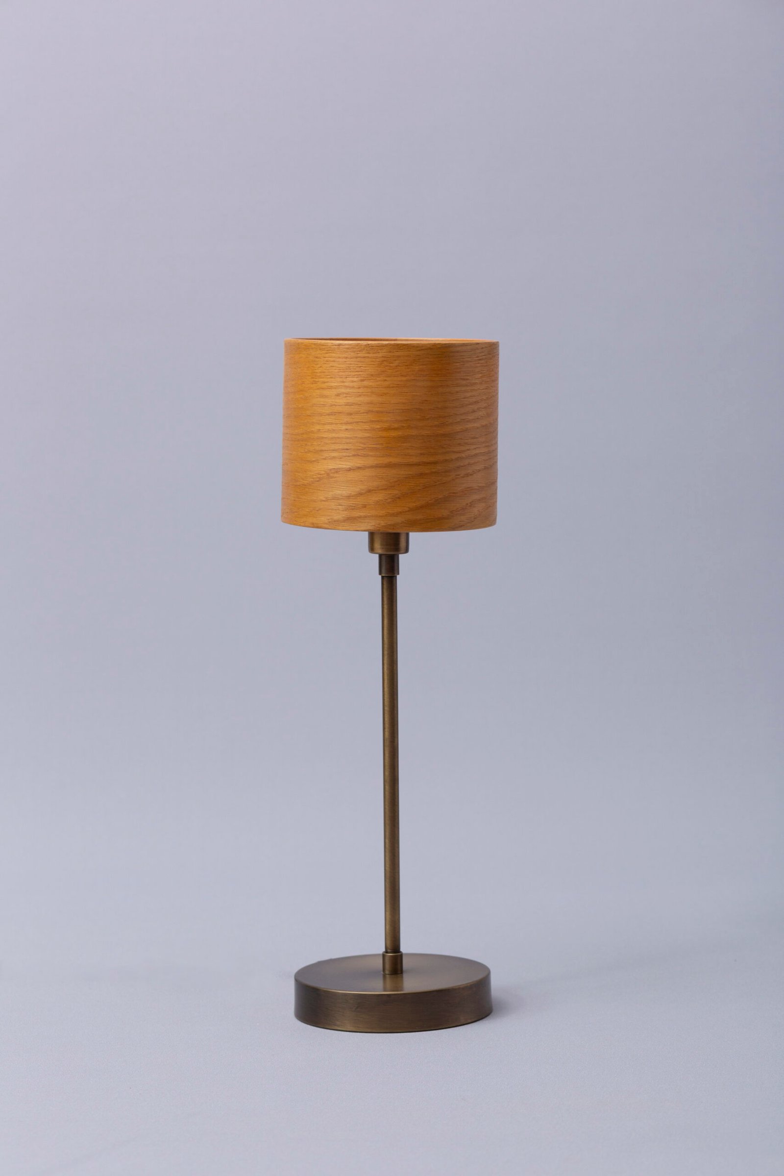 Handgefertigte Torni Holzlampe aus Eiche für elegante Wohnräume