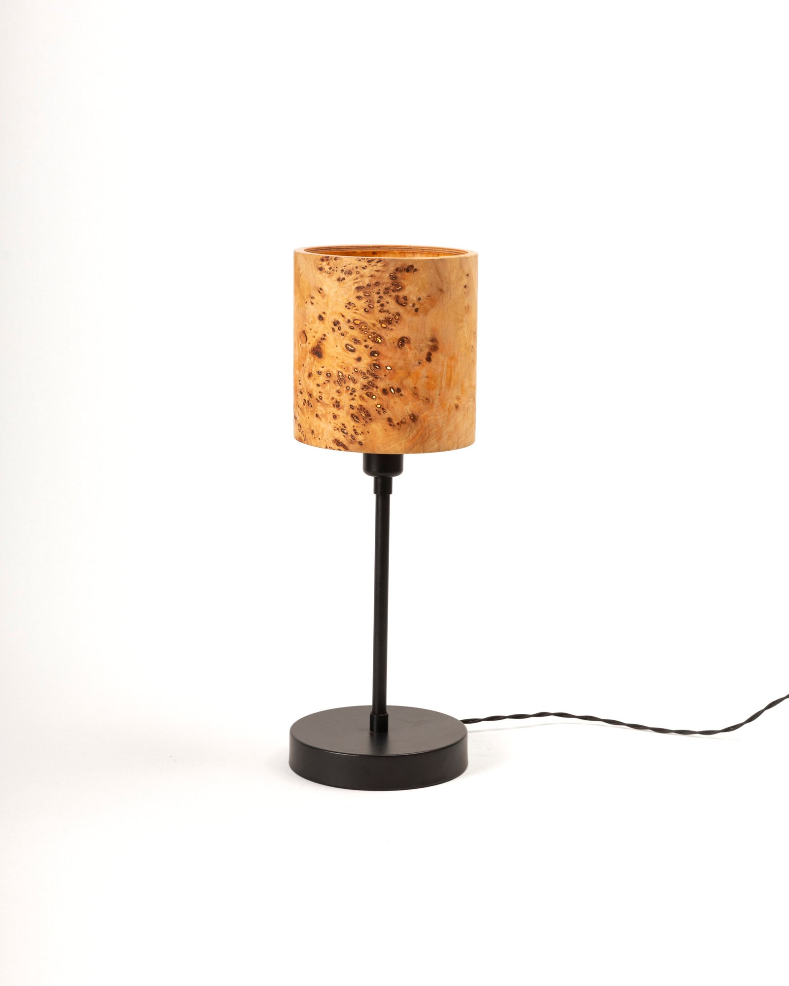 Lámpara de mesa TORNİ de madera con cobre y chapa Mazel