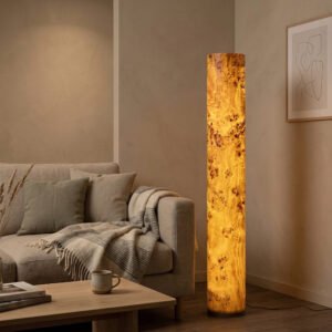 Lámpara de pie TUHKIMO de madera Mazel en salón moderno