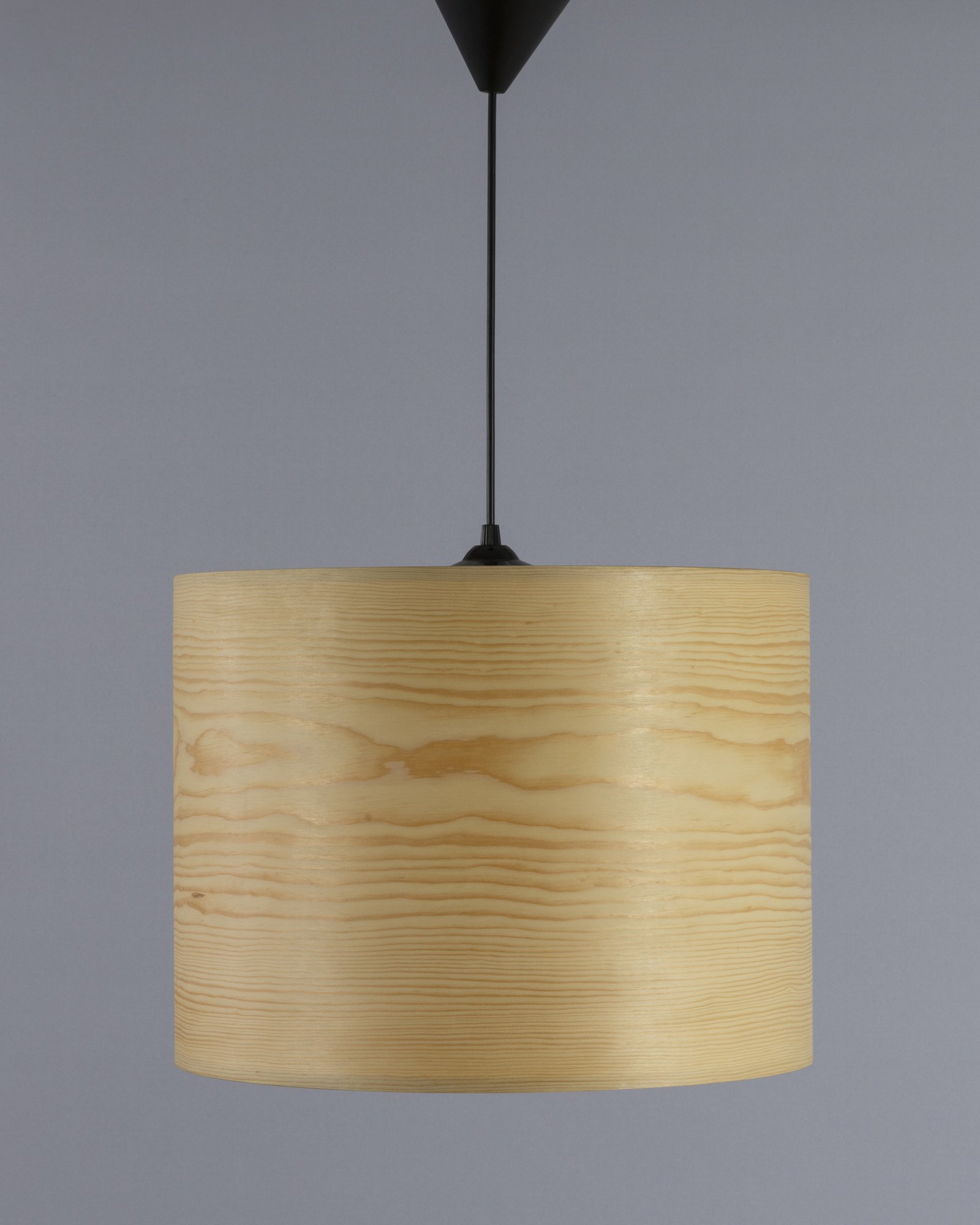 VALO Pendelleuchte 50 cm aus Kiefer im modernen Wohnraum