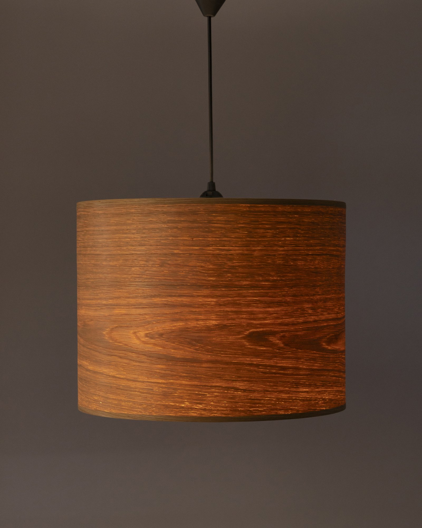 VALO Pendelleuchte 50 cm aus Kiefer Holzfurnier mit warmer Beleuchtung