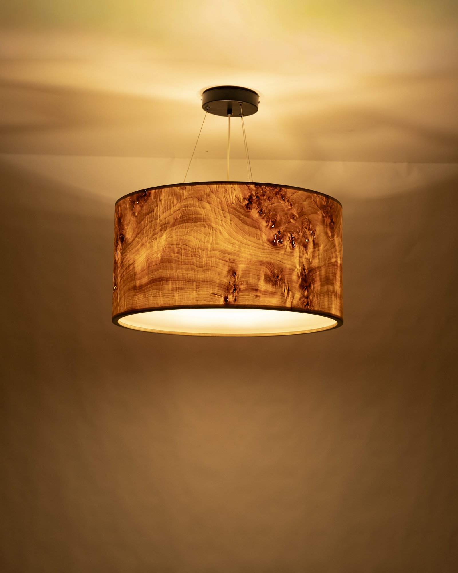 VALO Pendelleuchte 50 cm aus Mazel Holzfurnier mit modernem Design