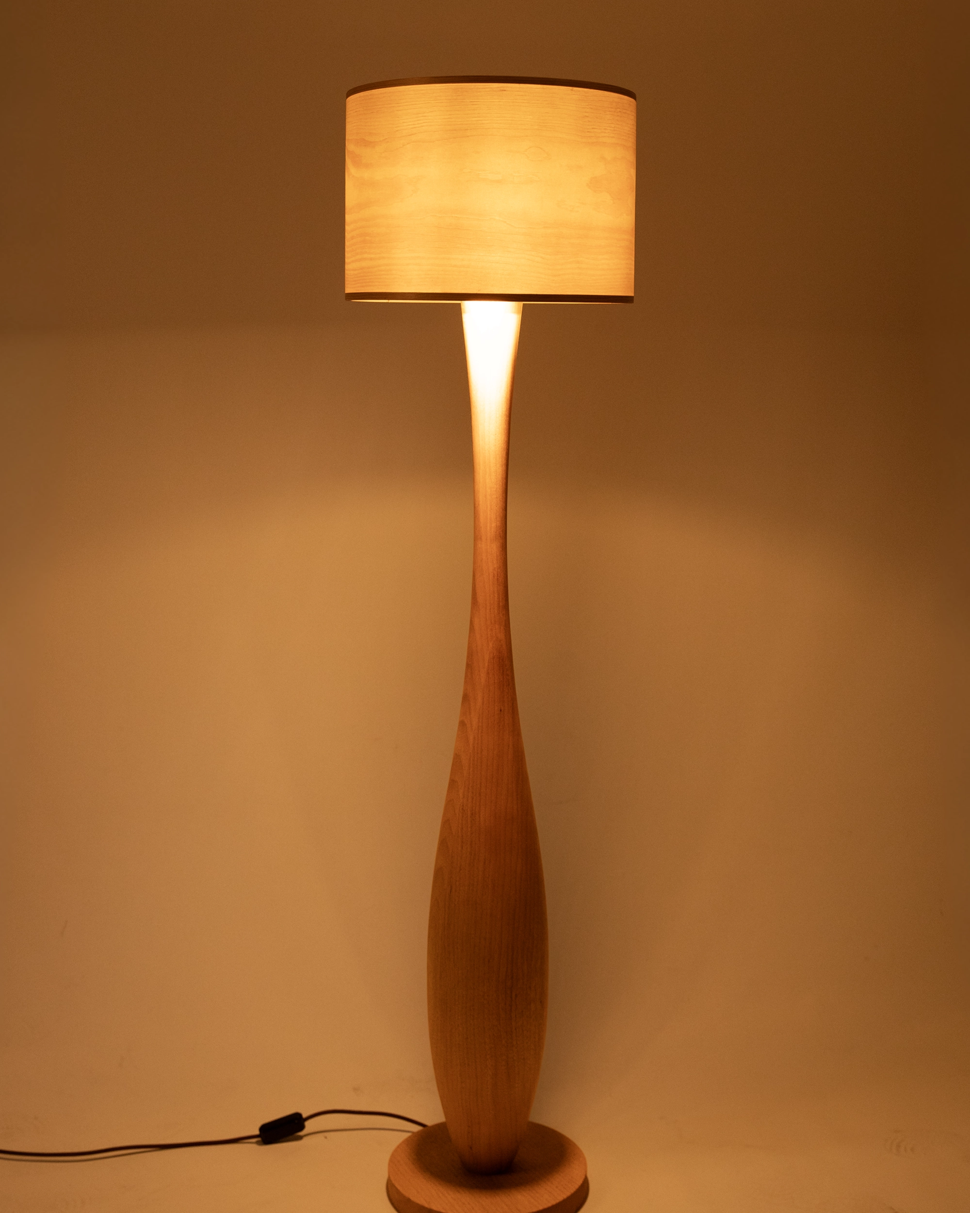 VIRTA Stehlampe Kiefer Holz breite LED Design Stehleuchte modern