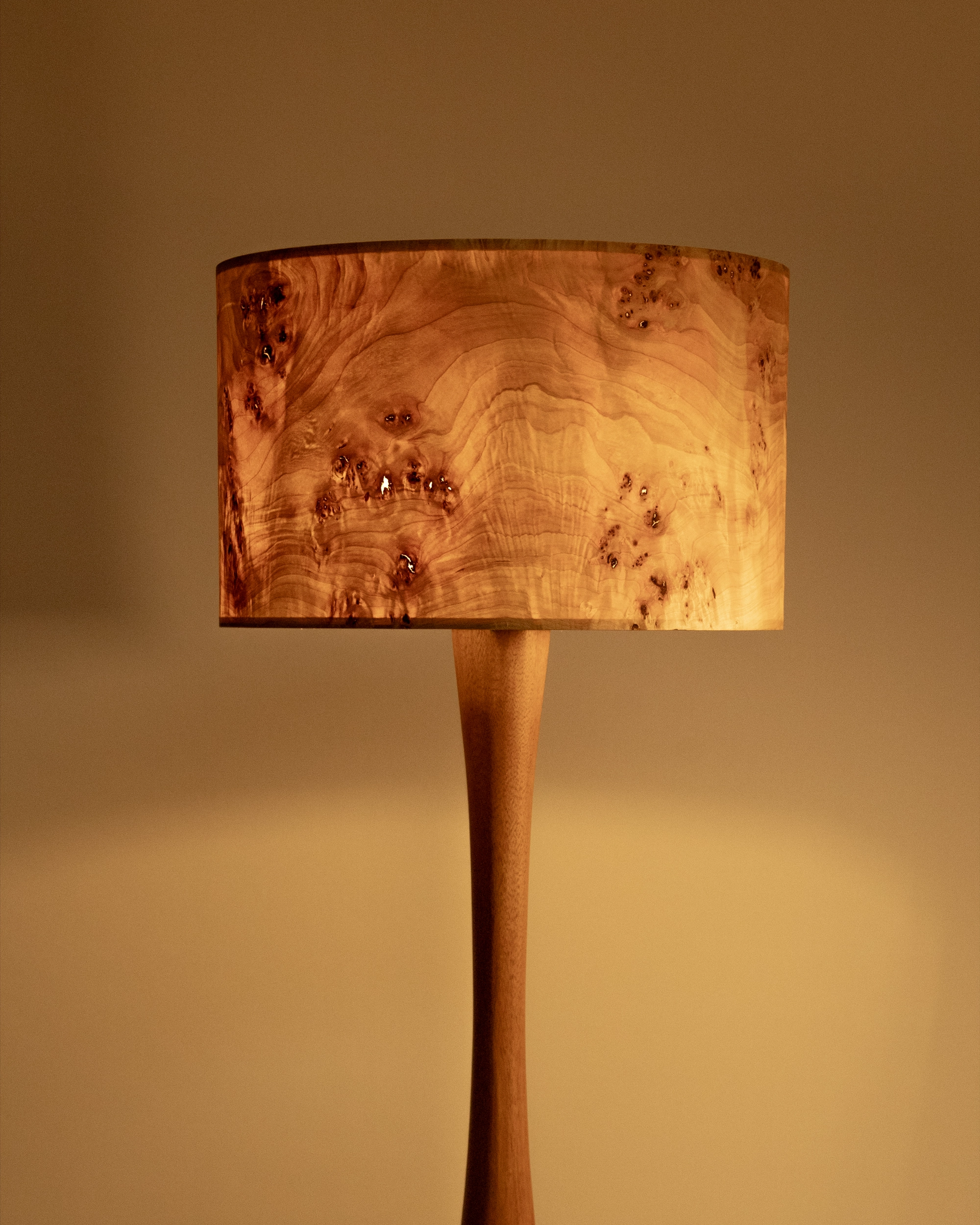 VIRTA Stehlampe Mazel Holz Lichtwirkung gleichmäßige Beleuchtung