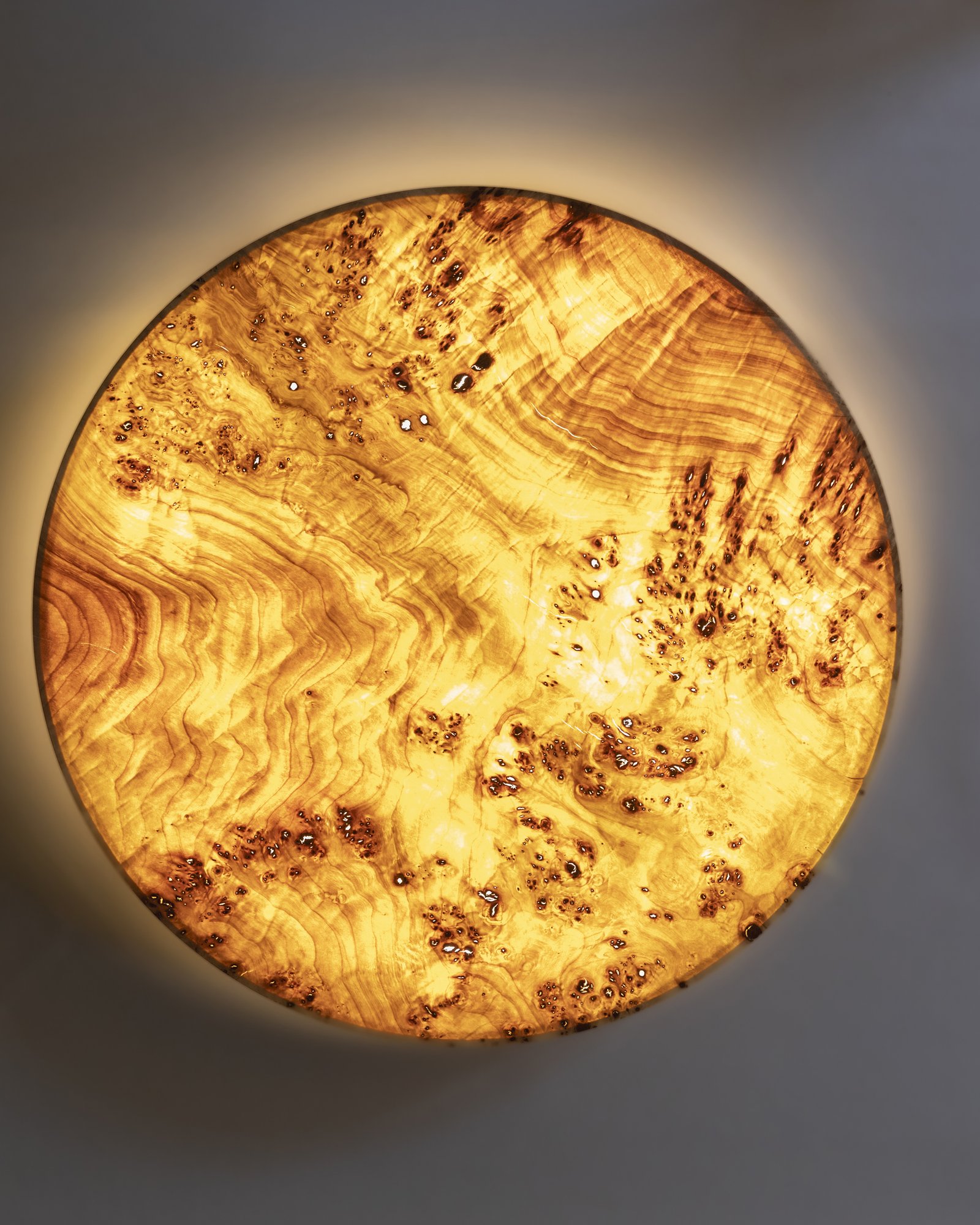 Handgefertigte Wandleuchte aus Mazel Holzfurnier mit warmem indirektem Licht